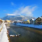 Grünes Flores: Oasis With Zero Emissions * Bad Ischl